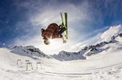 开云官方app入口-F1新赛季揭幕战之夜，京多安打出生涯之夜，双线辉煌的交汇时刻