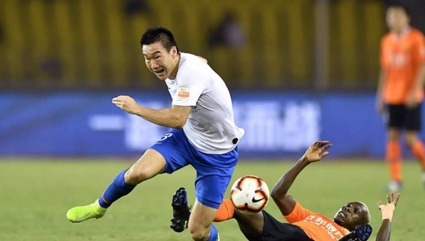 关于球员场外风波不断，球队士气受到影响的信息