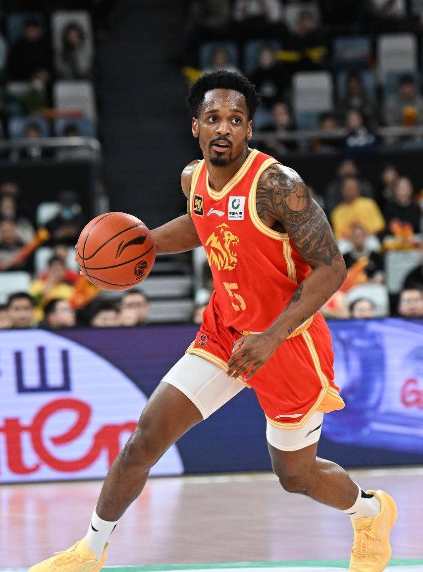 知名球员归队复出，场上表现令人惊艳