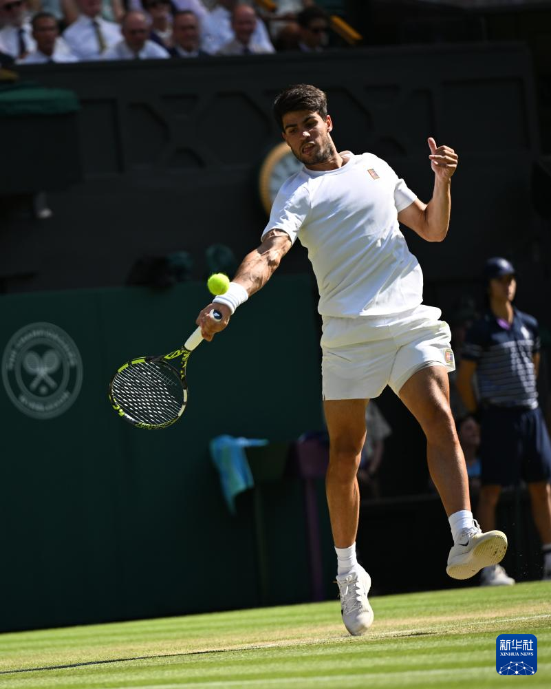 包含世界网球队鏖战意大利网球队，阿尔卡拉斯高光表现的词条