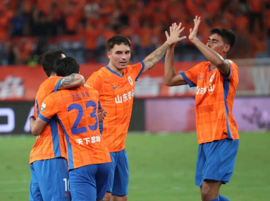 球队势如破竹,赢得了一场关键的赛事 球队势如破竹,赢得了一场关键的赛事