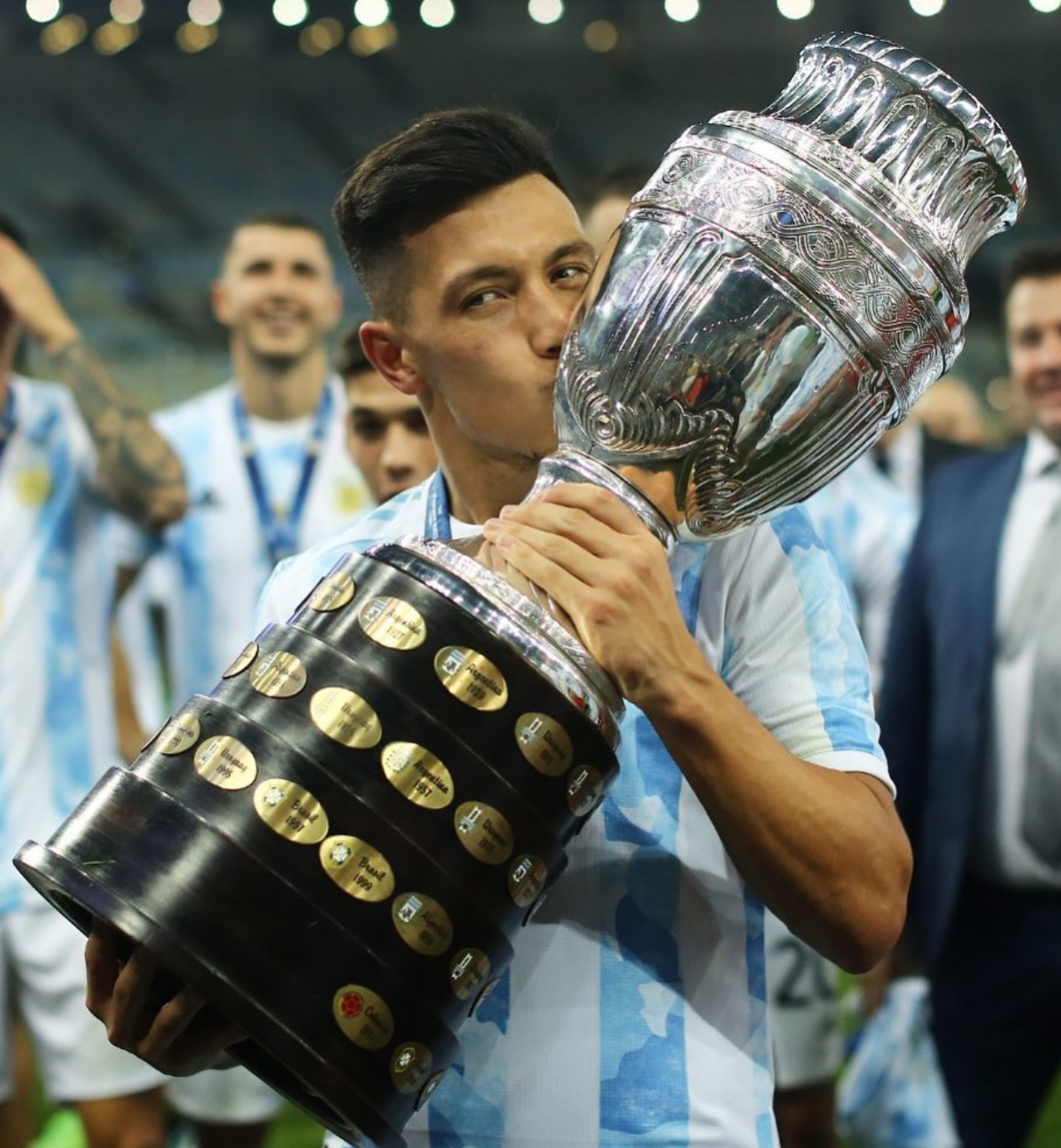 包含马德里新星：年轻球员崭露头角的词条