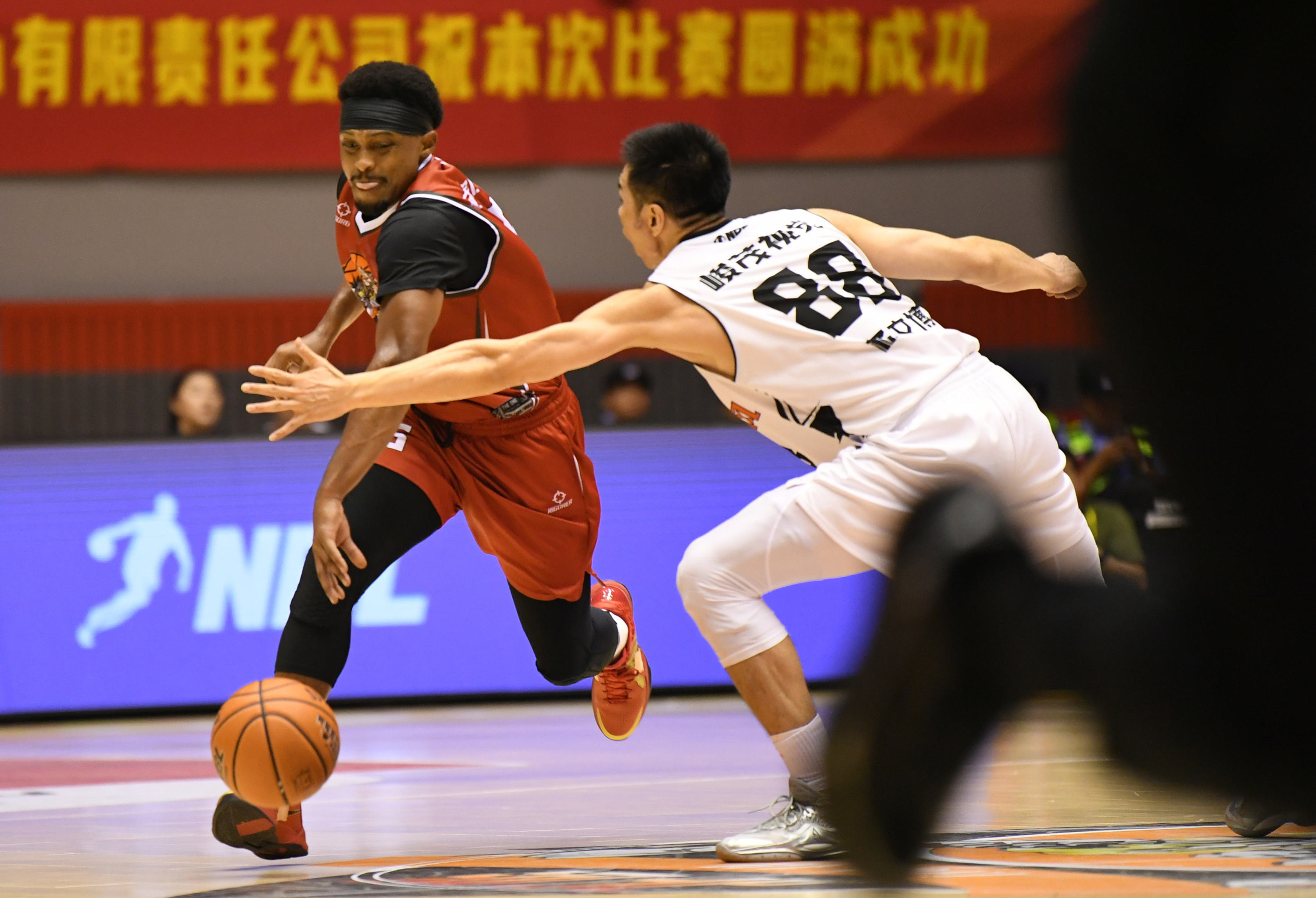 体育产业快速发展，篮球赛事备受瞩目的简单介绍