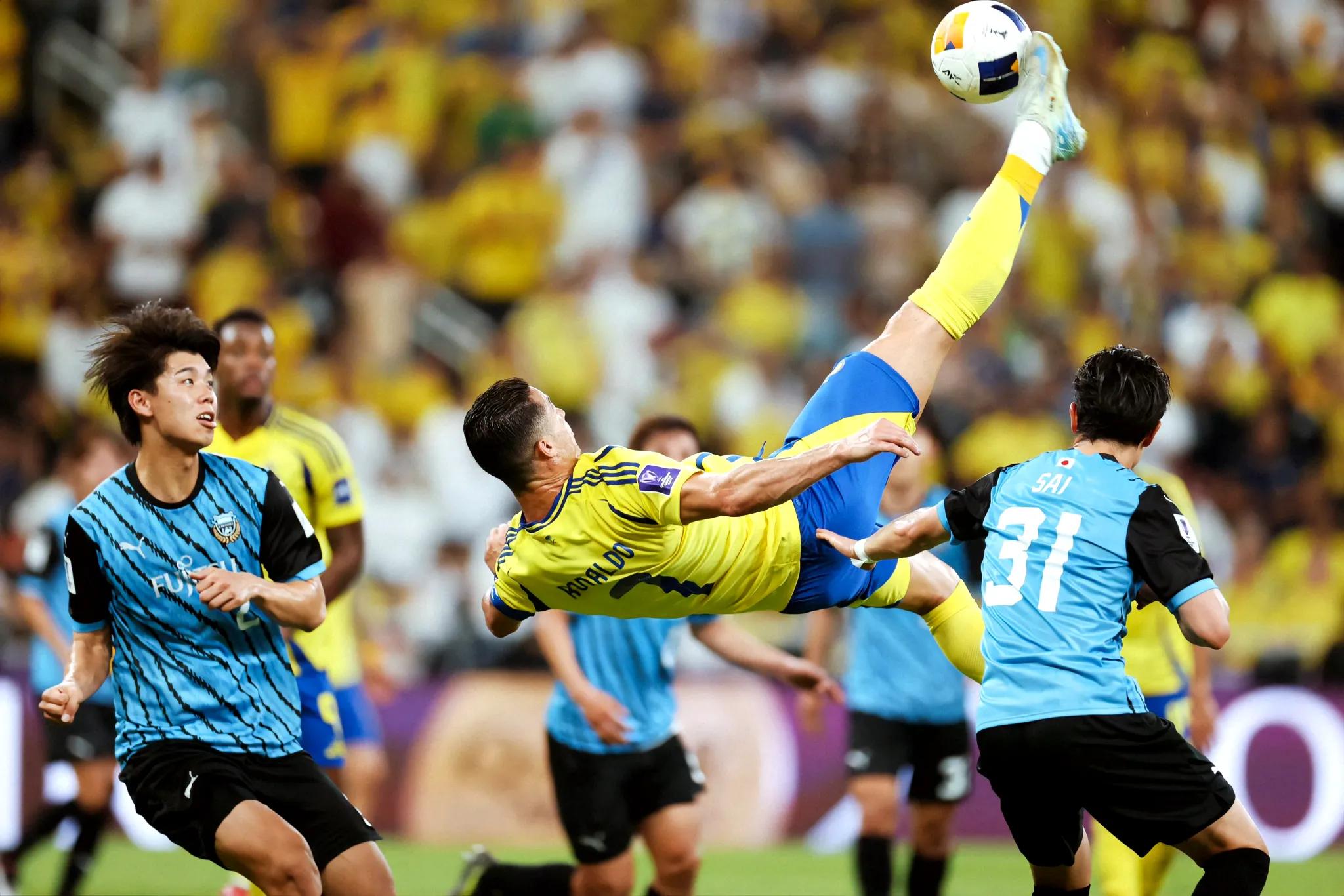 包含足球比拼搏击激烈，场面扣人心弦的词条