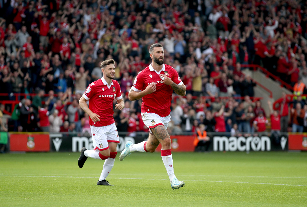 曼联客场战胜南安普顿,继续保持英超领先位置 曼联客场战胜南安普顿,继续保持英超领先位置