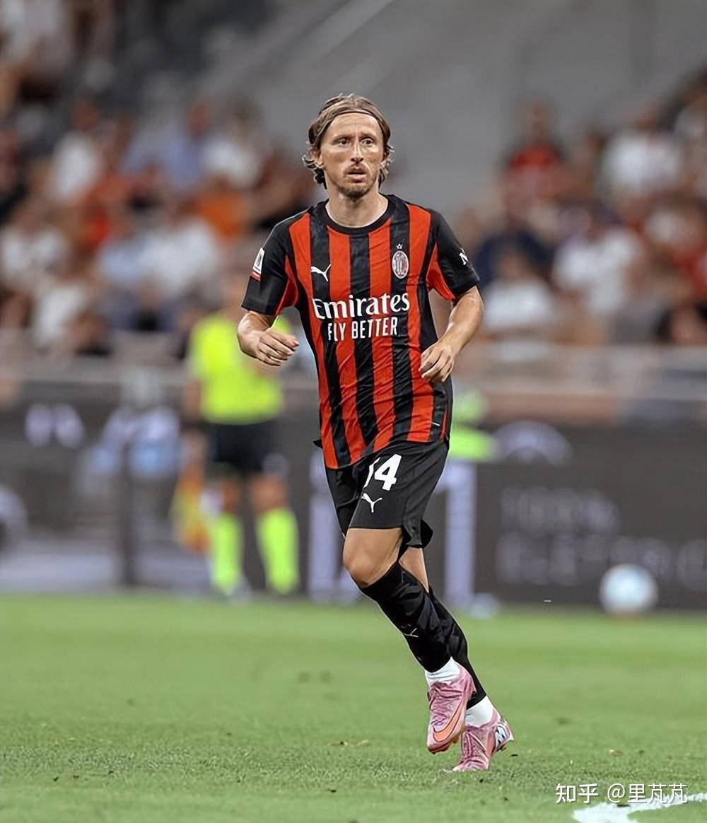 米兰球员奋力拼搏，力争胜利的简单介绍