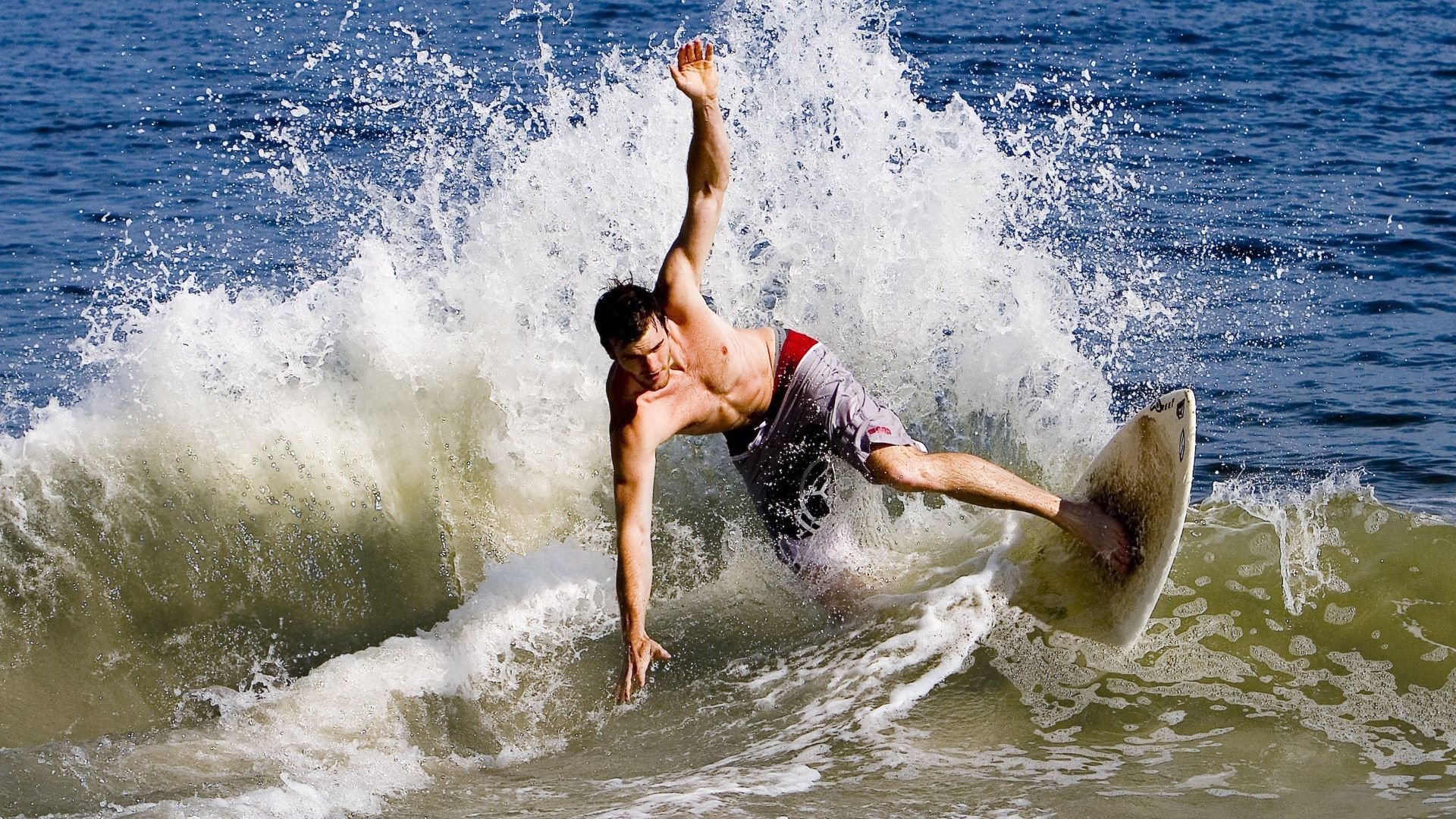 破晓时分，当勒沃库森的铁蹄踏碎巴斯克雄狮，凯恩的射门声正拉开一个时代的序幕